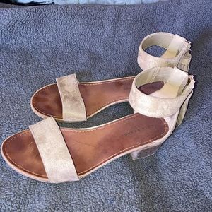 Tan sandals, women’s, W 8